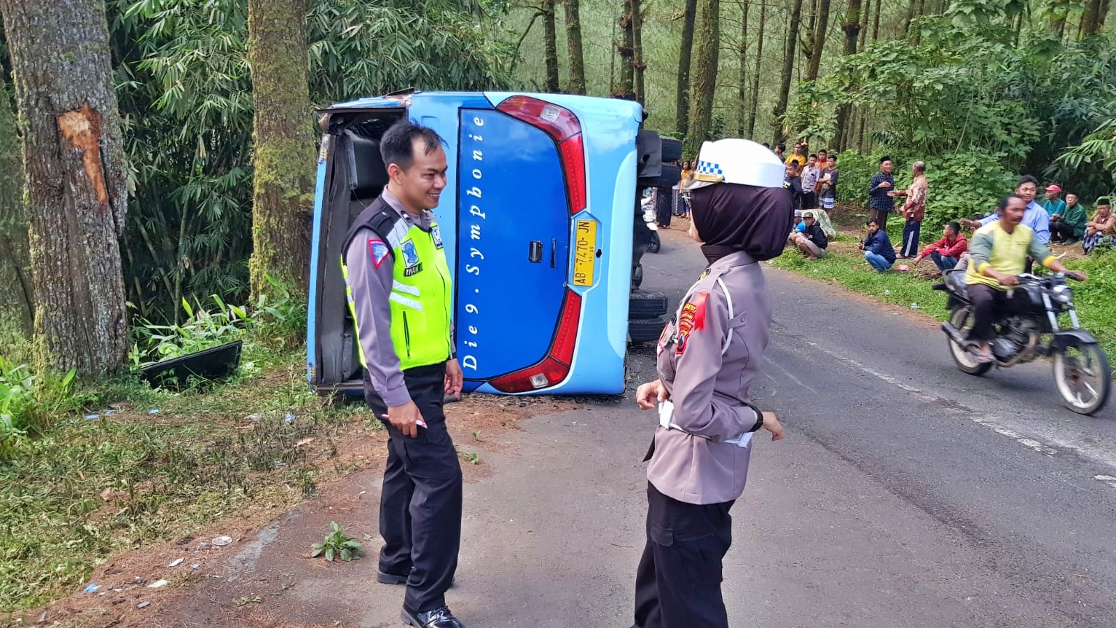 Petugas Saltantas Polresta Magelang saat olah TKP kecelakaan bus berisi rombongan lebaran
