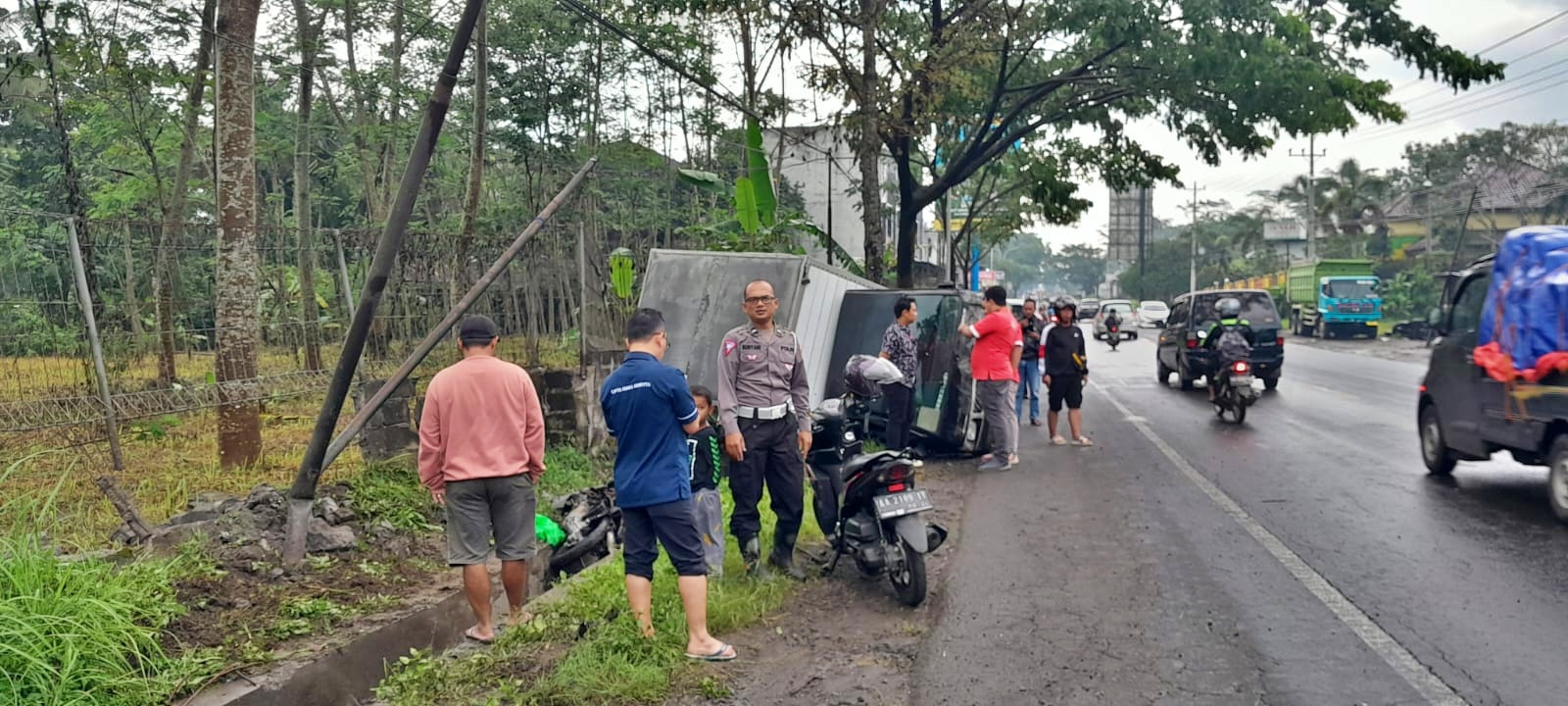 Petugas Satlantas Polresta Magelang saat olah TKP kecelakaan di Secang