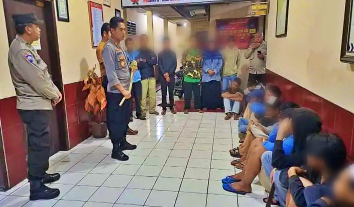 Polisi saat memberikan arahan kepada 8 pelajar yang hendak perang sarung di Magelang