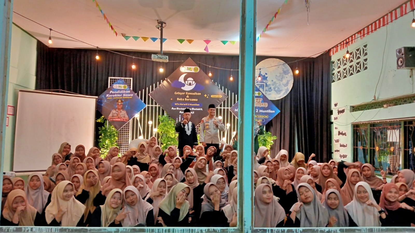 Sesi foto bersama Kapolsek Muntilan dengan murid MTs Ma'arif 2 Muntilan