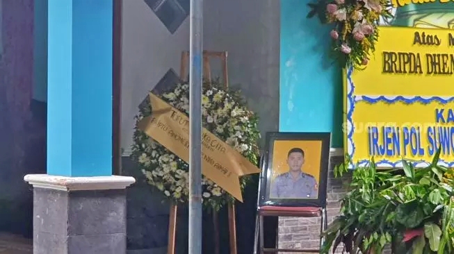 Suasana rumah duka almarhum Anggota Densus yang gugur diserang Teroris yang hendak kabur