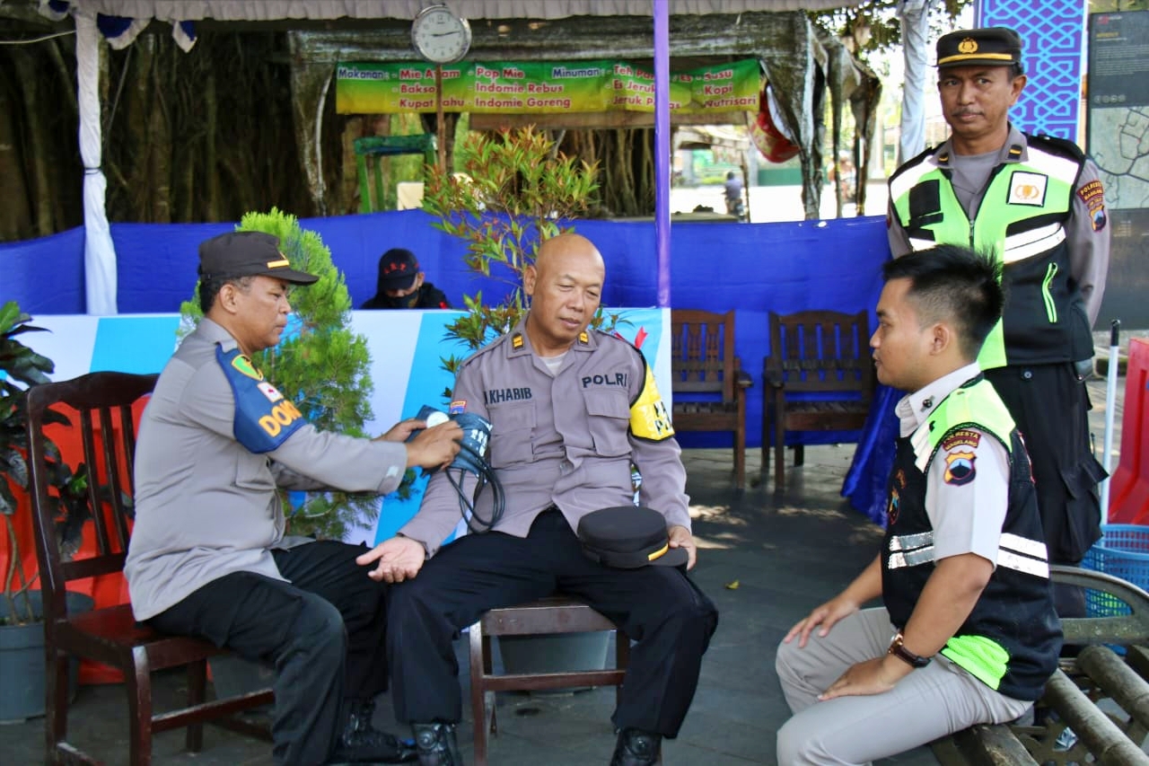Tim Dokkes Polresta Magelang keliling cek kesehatan personil di Pos Pam Lebaran