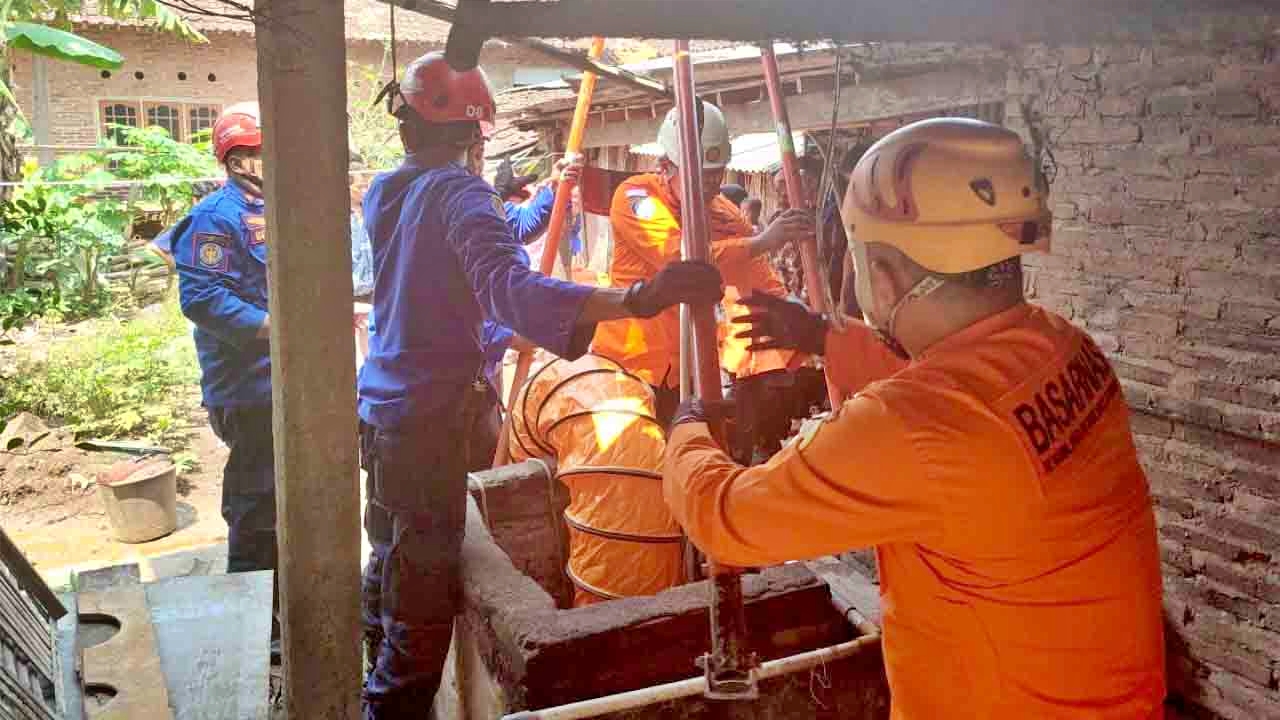 Tim SAR melakukan evakuasi seorang pria yang tercebur sumur di Kabupaten Magelang
