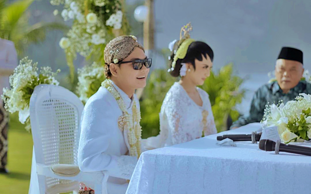 Tri Suaka menikah dengan Nabila di Pantai Selatan Jogja
