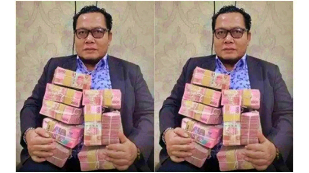 Viral foto anggota pangku tumpukan uang