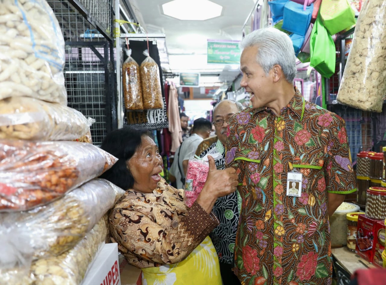 Blusukan ke Pasar Johar, Ganjar Tinjau Harga Kebutuhan Pokok Jelang Lebaran