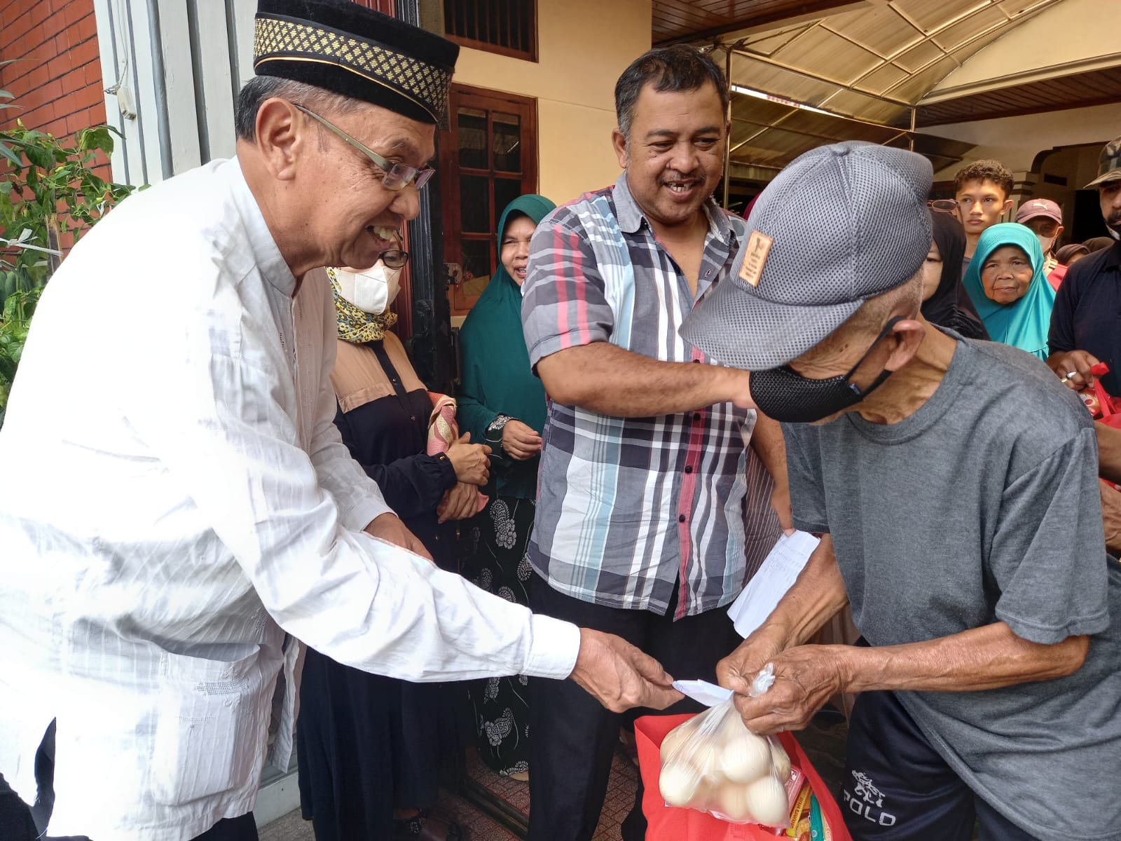 Berbagi Kebahagiaan di Bulan Ramadhan, Djangkung Sudjarwadi Bagikan Sembako ke Warga di Magelang