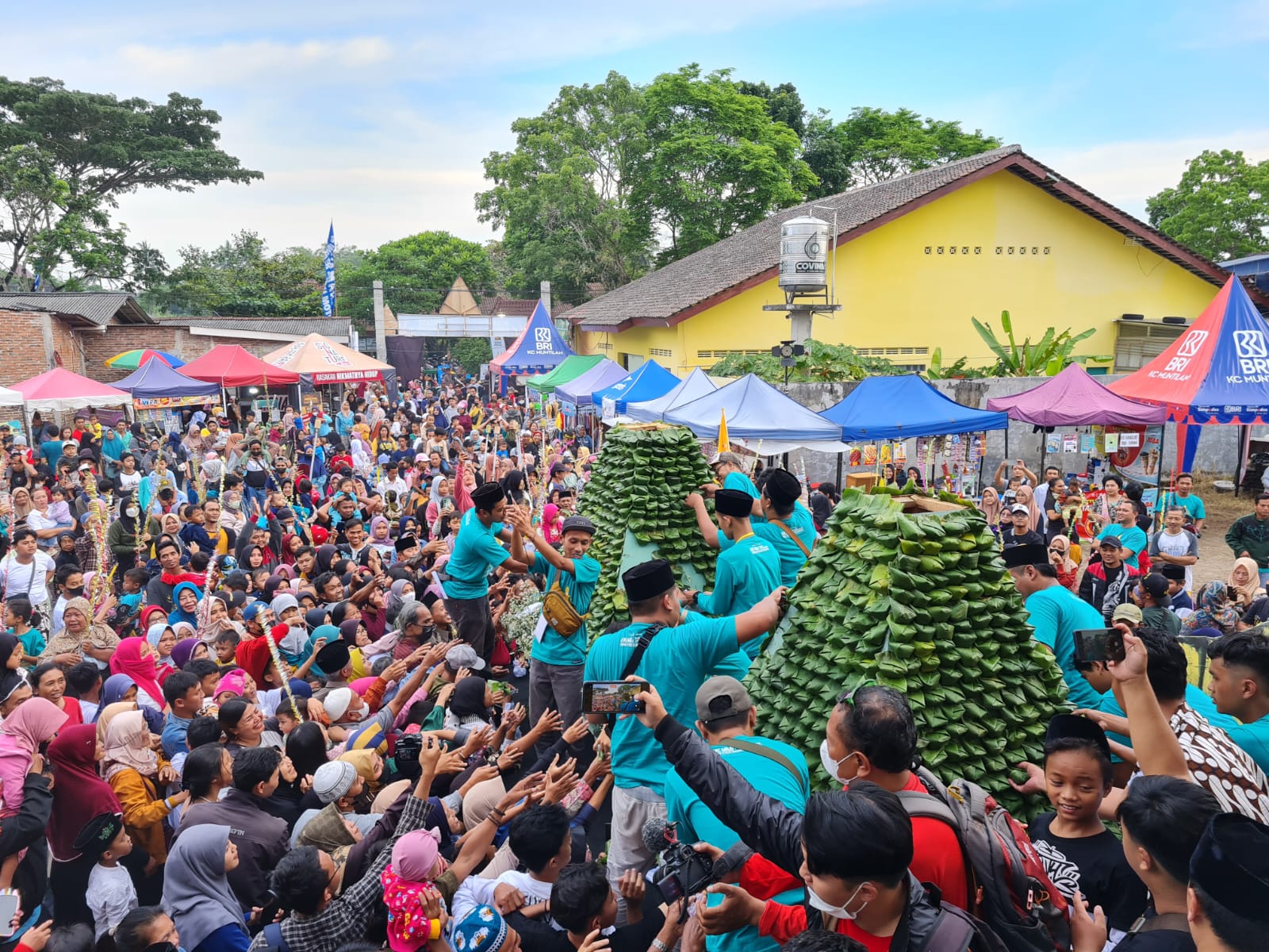 Ramadhan Festival di Gunungpring Magelang, Warga Berebut 2 Gunungan Jemunak