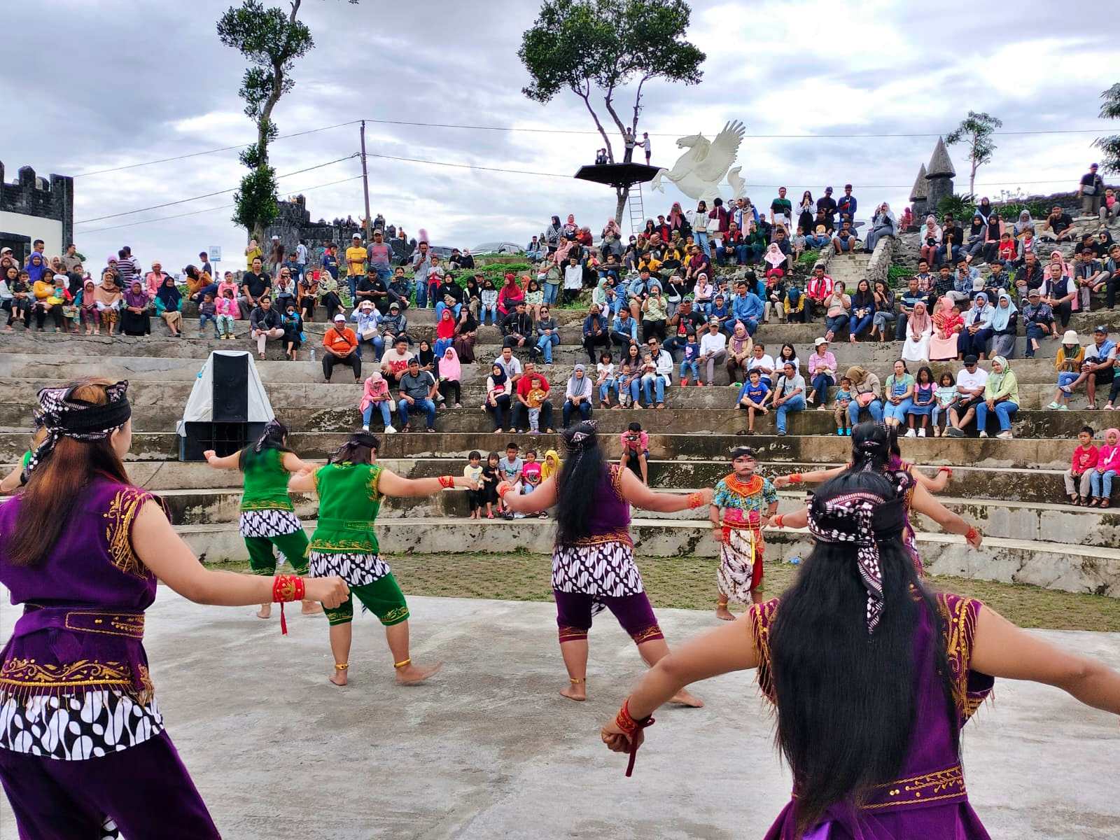 Wisatawan di Negeri Kahyangan dihibur soreng saat libur lebaran 2023