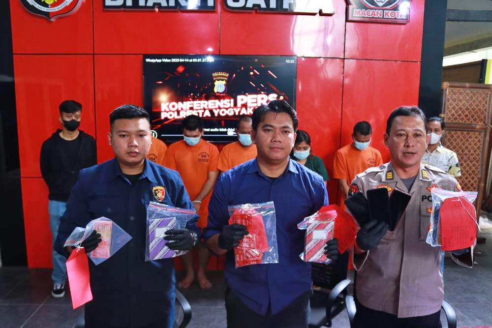 Kasat Reskrim Polresta Jogja AKP Archye Nevadha (tengah) menunjukan bukti kasus prostitusi anak