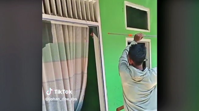 tangkapan layar seorang pria hancurkan rumah karena ditinggal nikah perempua di Batang