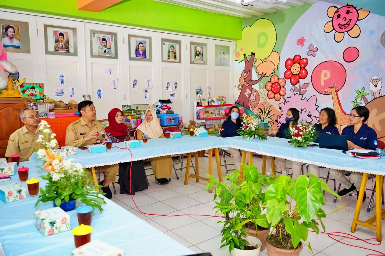 Bunda PAUD Kabupaten Magelang, Christanti Zaenal Arifin didampingi Kepala Dinas Pendidikan dan Kebudayaan Kabupaten Magelang, Slamet Achmad Husein saat meninjau Advokasi dan Pendampingan Program Transisi PAUD ke SD melalui Penerimaan Peserta Didik