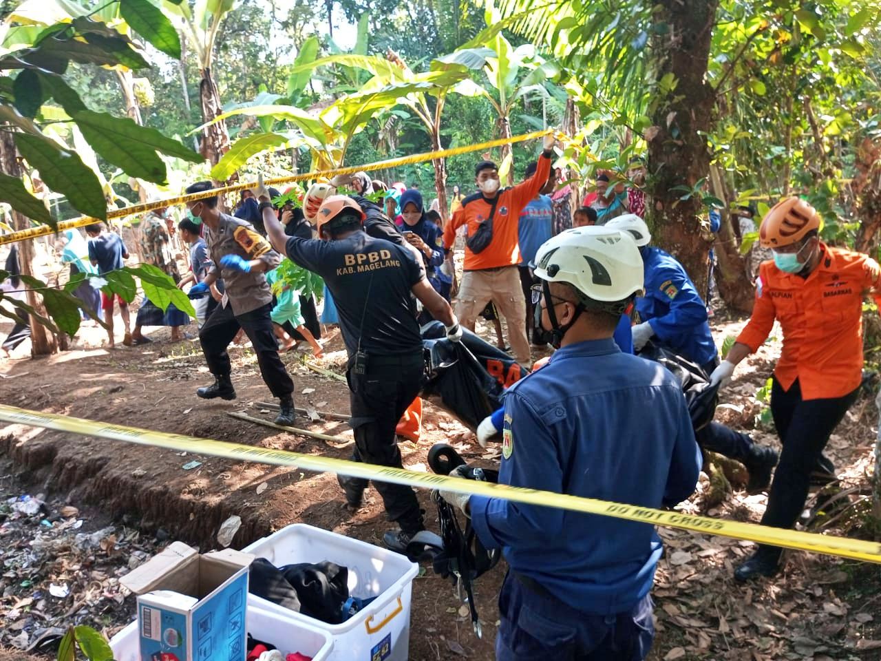 Basarnas dan Damkar Kabupaten Magelang saat evakuasi jenazah nenek dari dalam sumur di Salaman Magelang