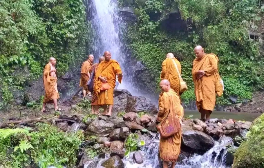 Biksu Thailand mampir ke lembah ciremai untuk istirahat sebelum lanjut jalan kaki ke Candi Borobudur Magelang