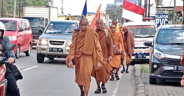 Biksu asal Thailand jalan kaki menuju Candi Borobudur Magelang