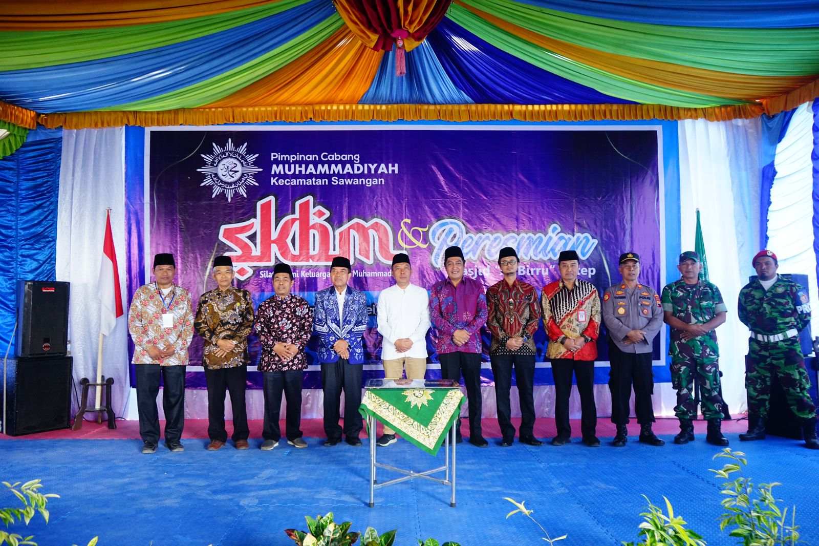 Bupati Magelang Zaenal Arifin didampingi Plt Kadisparpora Kabupaten Magelang Slamet Achmad Husein dan jajaran Forkompimcam Sawangan saat meresmikan Masjid Al-Birru di Desa Ketep