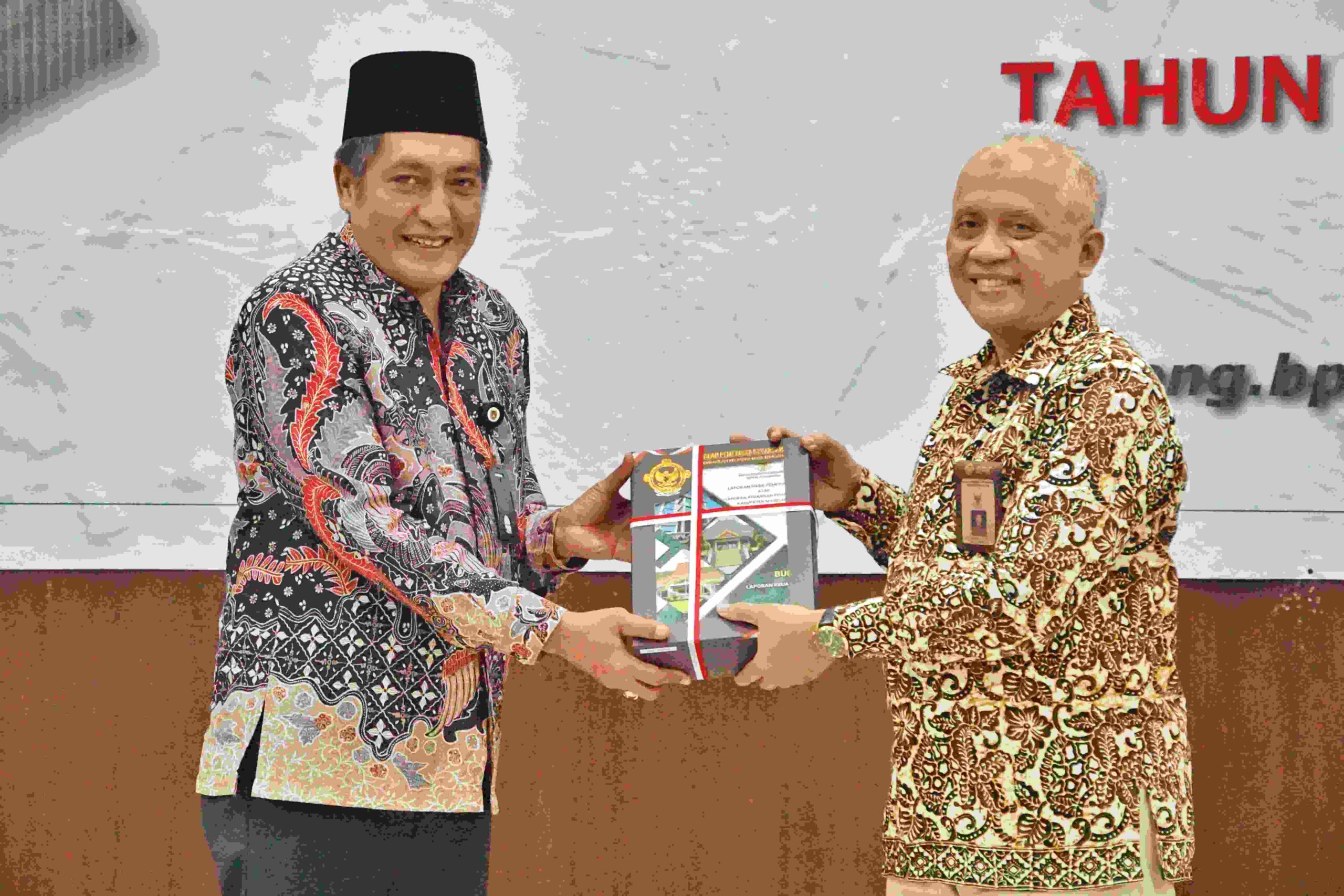 : Bupati Magelang Zaenal Arifin dan Wakil Ketua I DPRD Kabupaten Magelang Mahmud saat menerima laporan keuangan daerah dengan predikat opini WTP dari Kepala Perwakilan BPK Provinsi Jawa Tengah
