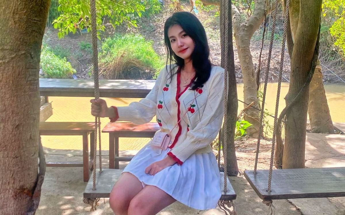 Gadis cantik pembawa boneka di Sea Games 2023 Kamboja Phyadeth Rotha