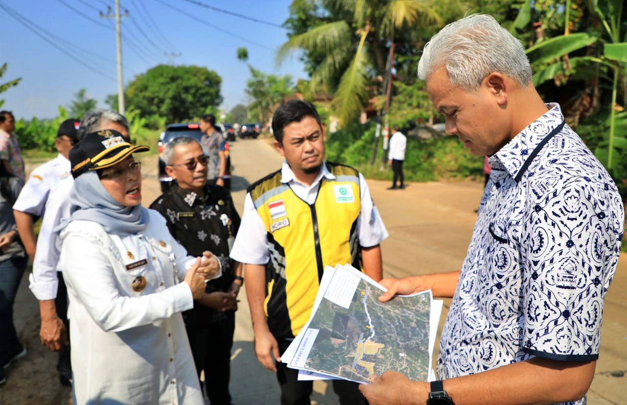 Ganjar Pranowo saat cek Ruas di Jalan Bandar-Tulis, Kecamatan Bandar, Kabupaten Batang
