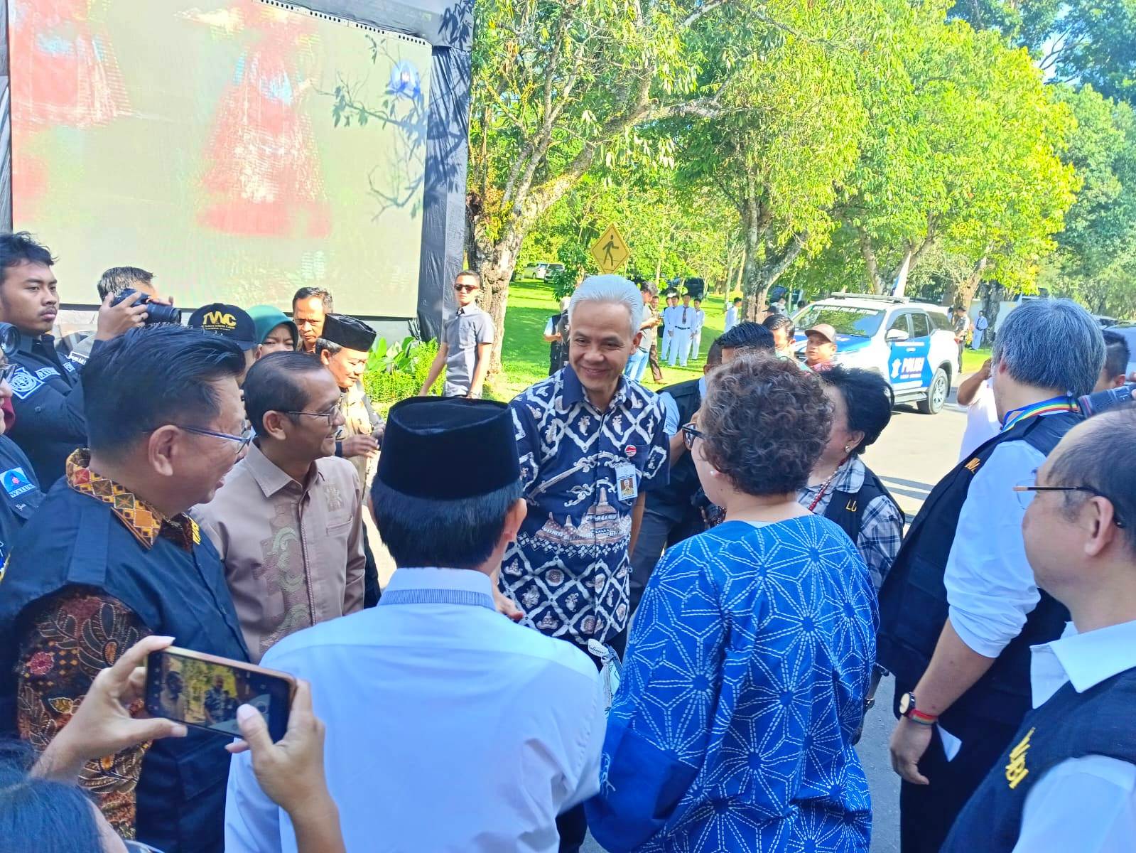 Ganjar Pranowo saat hadiri acara Bakti Sosial Kesehatan digelar oleh Walubi rangkaian Waisak 2023 di Taman Lumbini Candi Borobudur Magelang_foto Bayu Sapta Nugraha