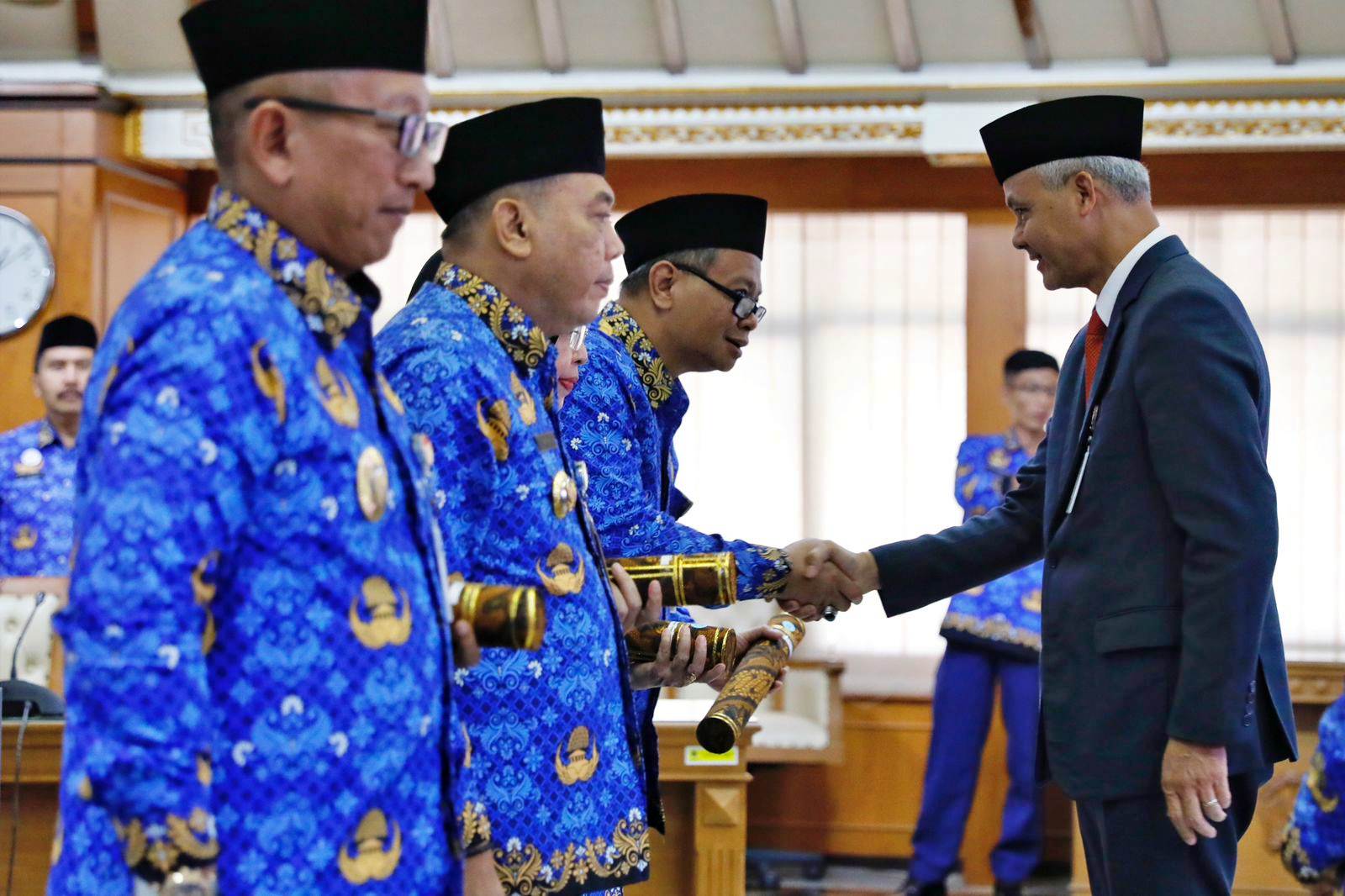 Ganjar Pranowo serahkan SK perpanjangan kepada empat PJ Kepala Daerah