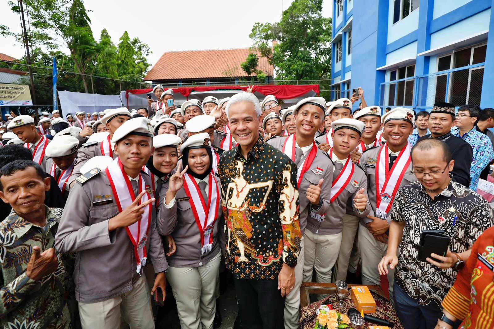 Ganjar Pranowo setelah mewisuda siswa SMKN Jateng
