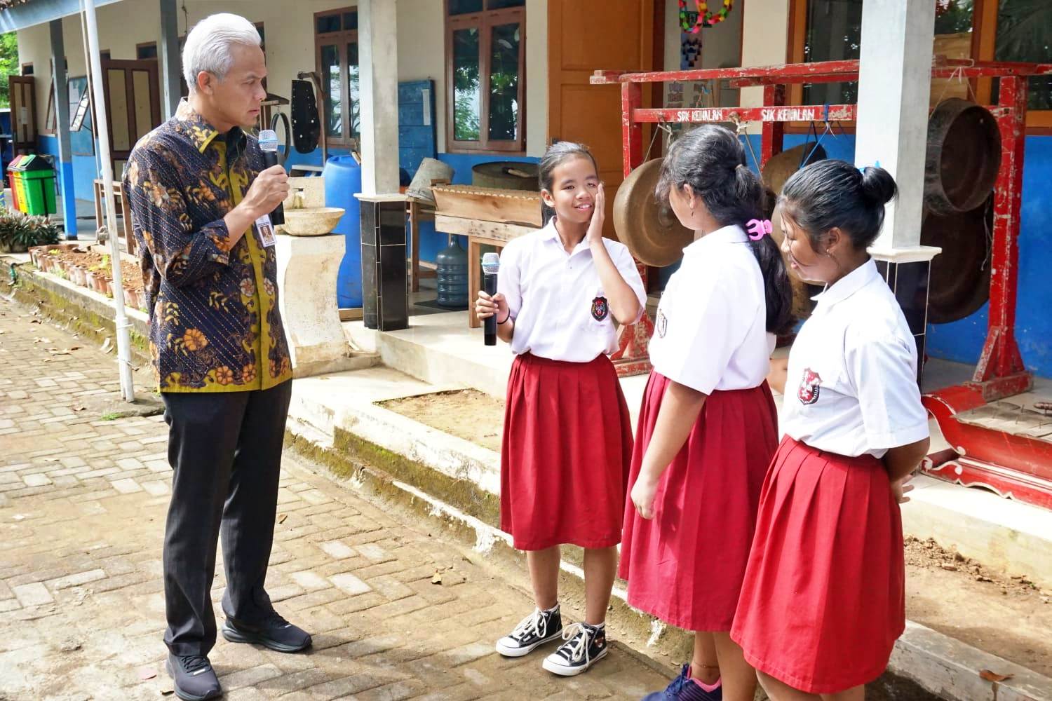 Ganjar saat temui tiga siswa SD Kanisius Kenalan Borobudur Magelang