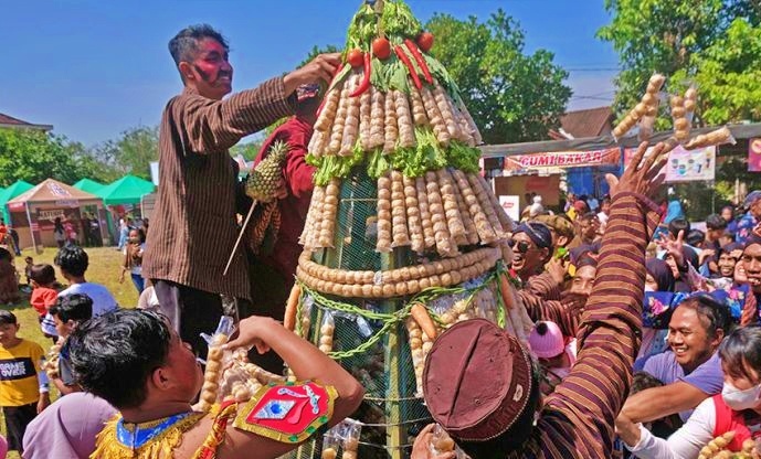 Grebeg Gunung Tahu acara merti desa di Kota Magelang_foto anis Antara