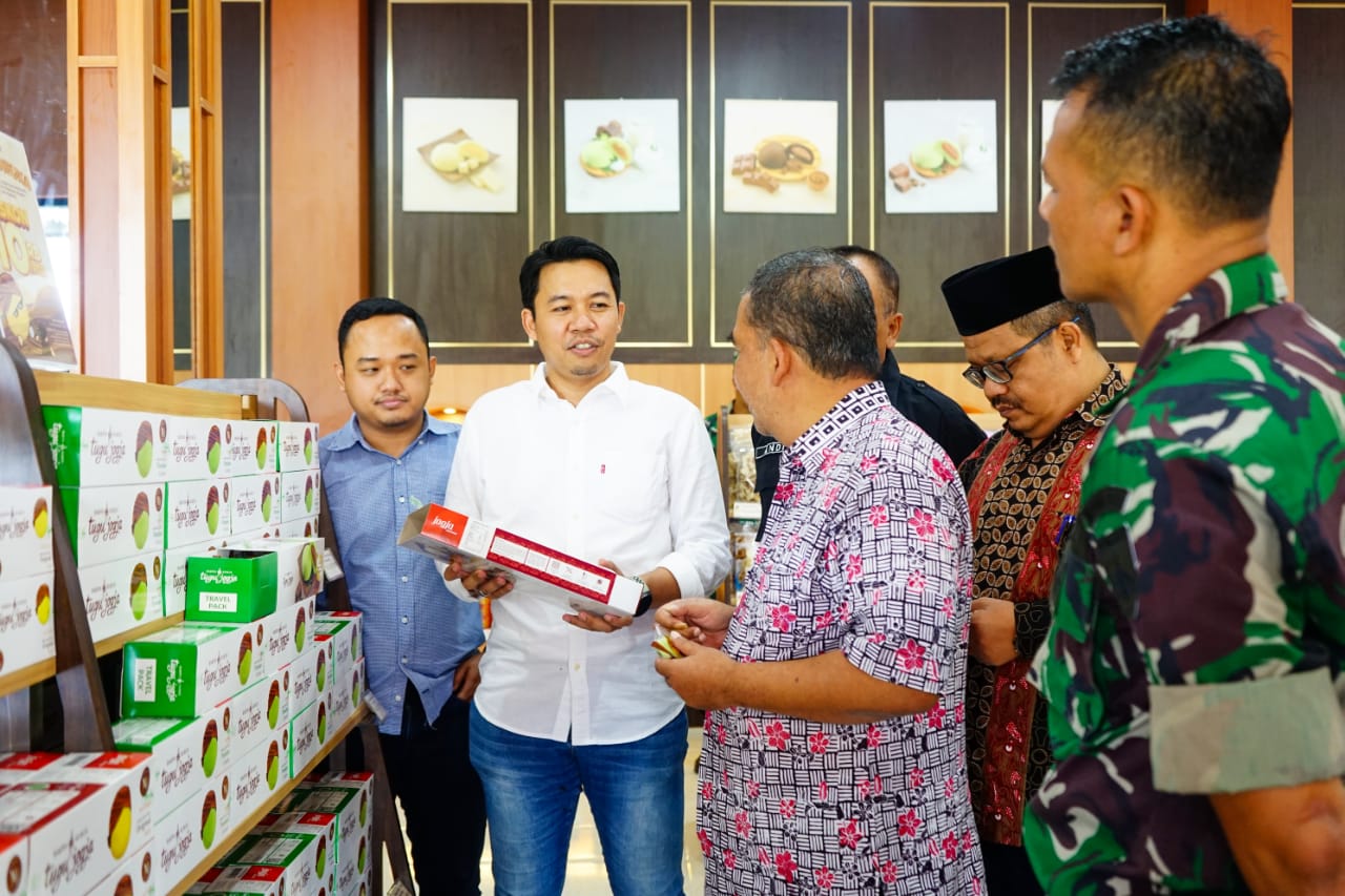 Kepala Dinas Perdagangan Koperasi dan UKM Kabupaten Magelang, Basirul Hakim didampingi jajaran Forkompimcam Mungkid saat meresmikan Bakpia Kukus Tugu Jogja