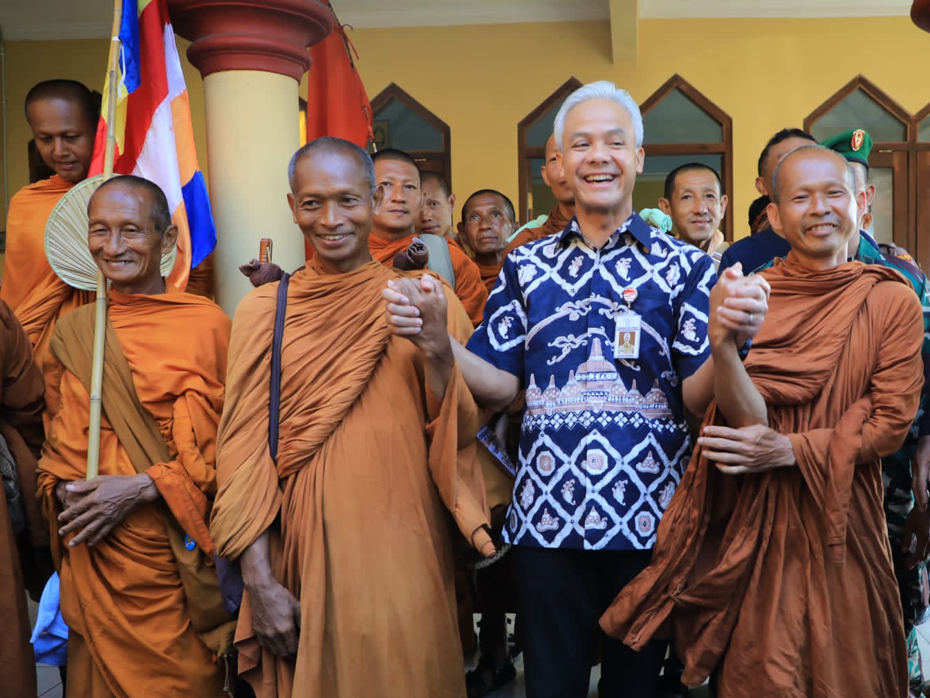 Ganjar Sapa Rombongan Bhikkhu Thudong yang Sedang Istirahat di Musala Semarang