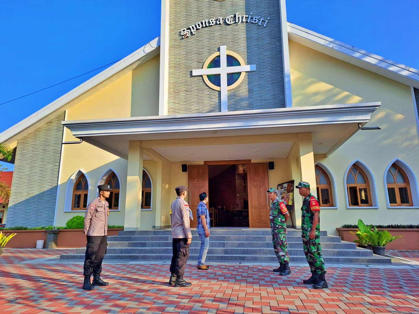 Jajaran Polresta Magelang bersama TNI amankan Ibadah Kenaikan Isa Almasih di sejumlah Gereja