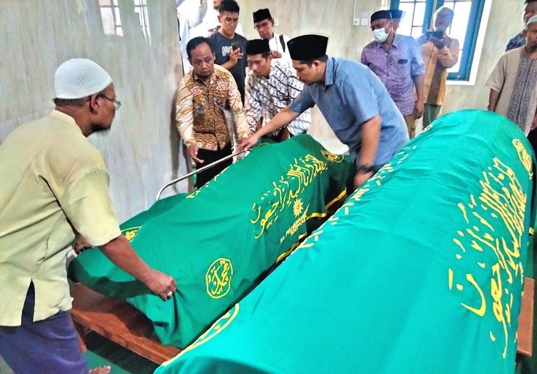 Sehidup Semati : Jenazah Taufiq dan Tutik ditempatkan pada posisi berdampingan_foto Zona Jogja