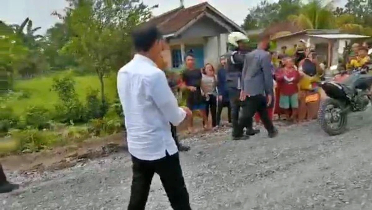 Jokowi di lampung cek jalan rusak
