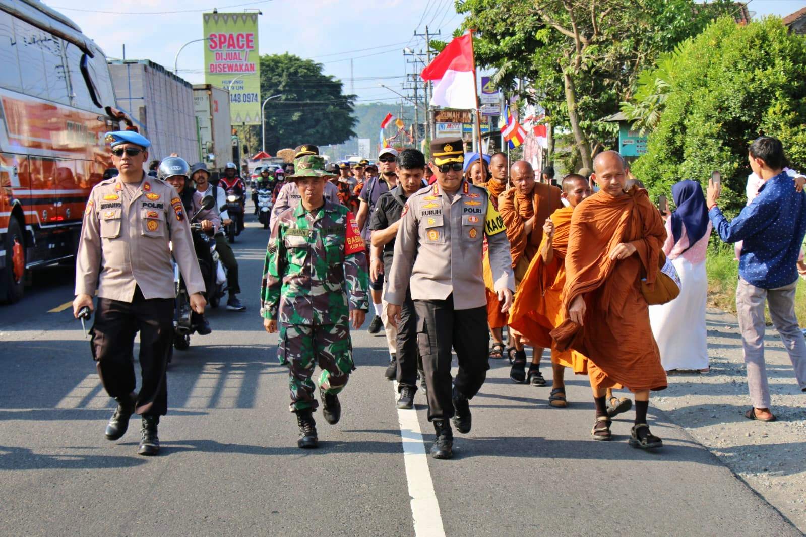 Kapolresta Magelang jalan kaki 10 km kawal Biksu Thudong saat masuk Kabupaten Magelang