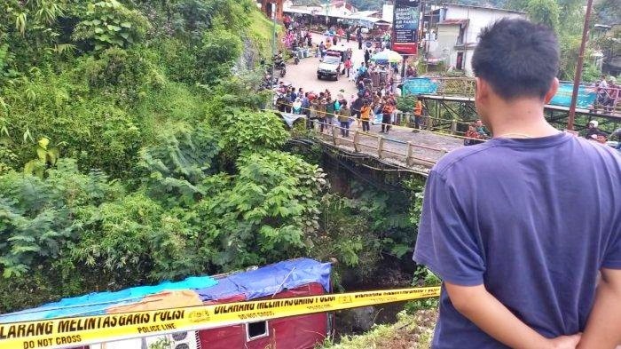 Kondisi bus pariwisata yang mengalami kecelakaan terperosok masuk ke sungai di area Objek Wisata Guci Kabupaten Tegal