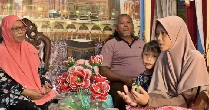 Melinda Retno Diningrum bersama kedua orang tua dan adiknya menceritakan pengalamannya terjebak perang Sudan_foto radar semarang