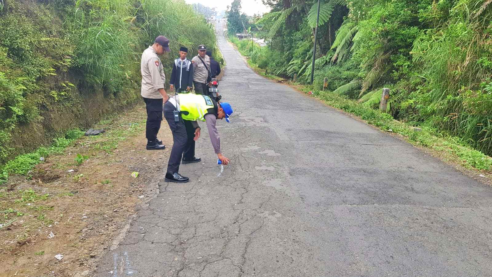 Olah TKP Petugas Satlantas Polresta Magelang di lokasi adu banteng sepeda motor di Ngablak Magelang