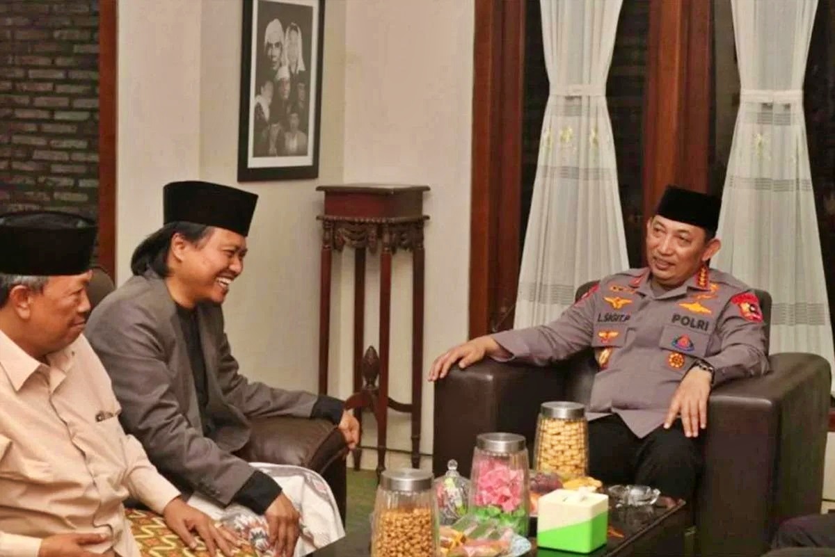 Pengasuk Ponpes API Tegalrejo saat kedatangan tamu pimpinan Polri yakni Kapolri