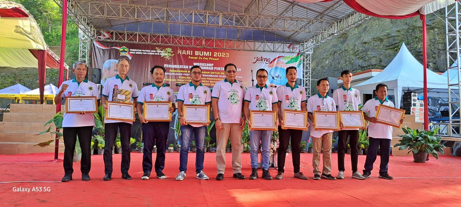 Penghargaan untuk usaha tambang di Jateng saat Peringatan Hari Bumi 2023 Provinsi Jateng di Cilacap