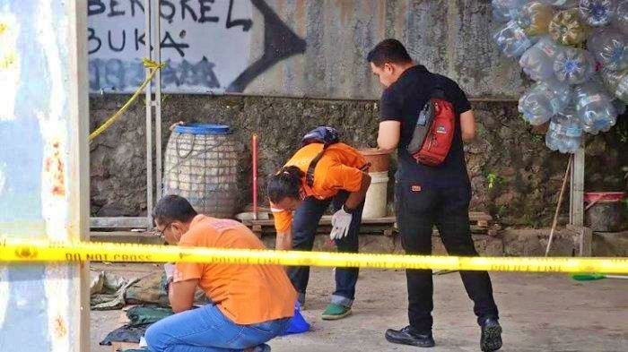Petugas Polda Jateng olah TKP penemuan mayat dicor di Tembalang Semarang