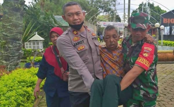 Petugas TNI-Polri mengevakuasi lansia asal Kabupaten Magelang yang telantar di alun-alun Bandungan