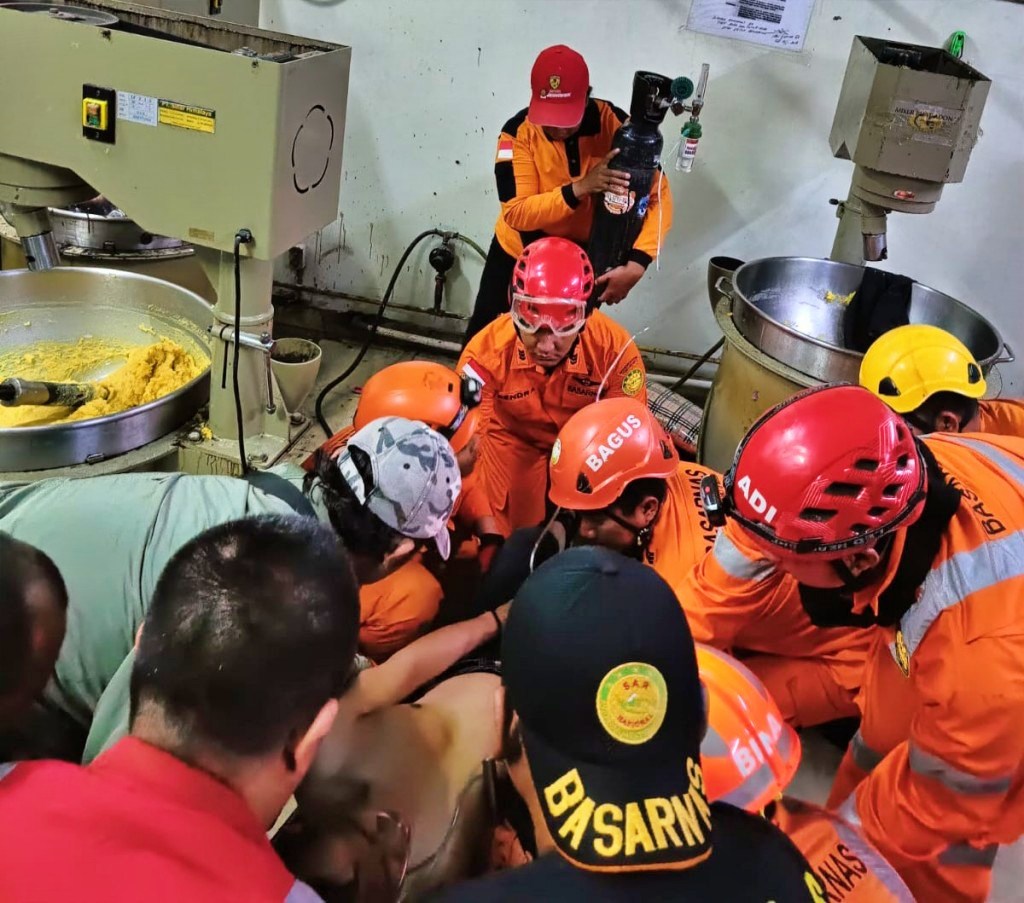 Proses evakuasi pekerja terjepit mesin penggilingan bakpia di Sleman