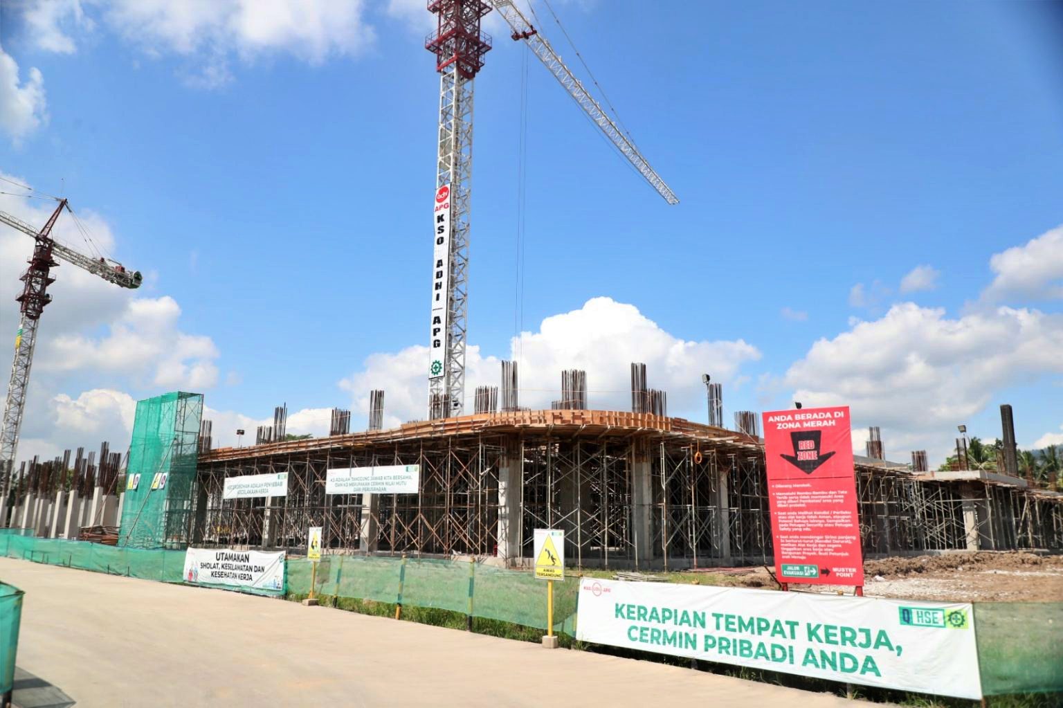 Proses pembangunan Masjid Agung Jawa Tengah atau MAJT di Sawitan Magelang