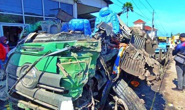 Salah satu kendaran rusak parah terlibat kecelakaan beruntun di Kertek Wonosobo