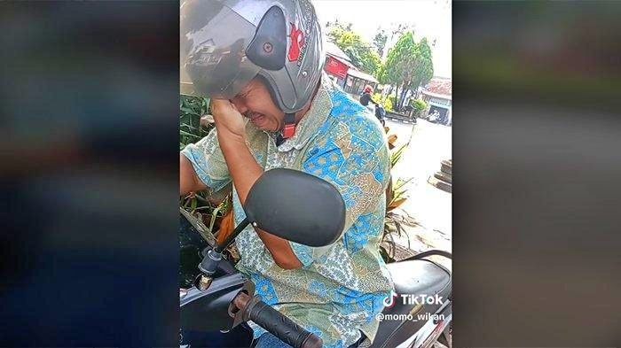 Seorang bapak menangis setelah dibentak anaknya di tempat wisuda