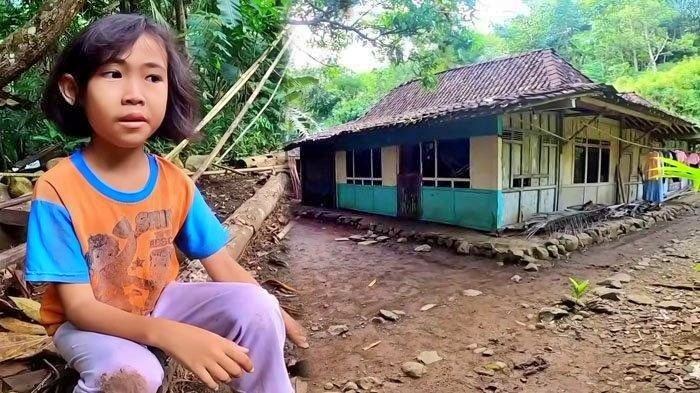 Septi Siswi SD yang nekat tinggal seorang diri di hutan angker
