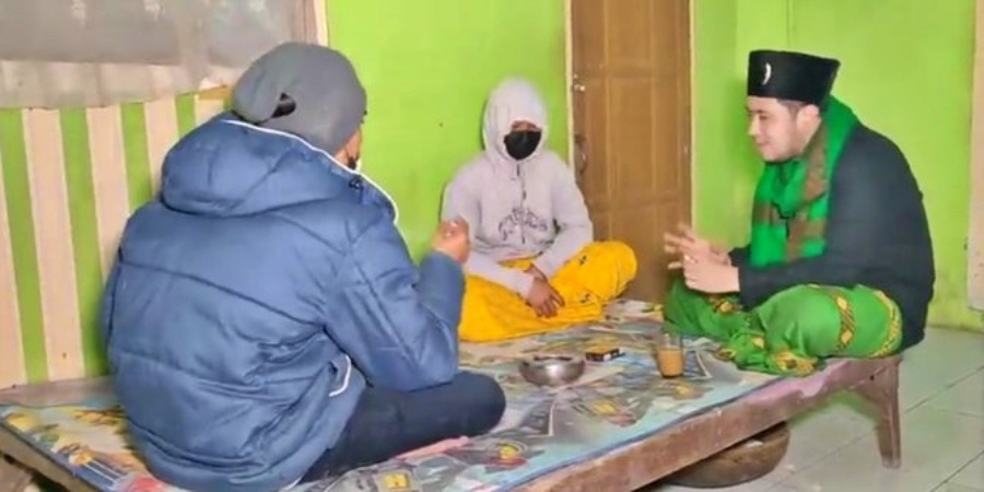 Tangkapan layar video seorang wanita memiliki dua suami