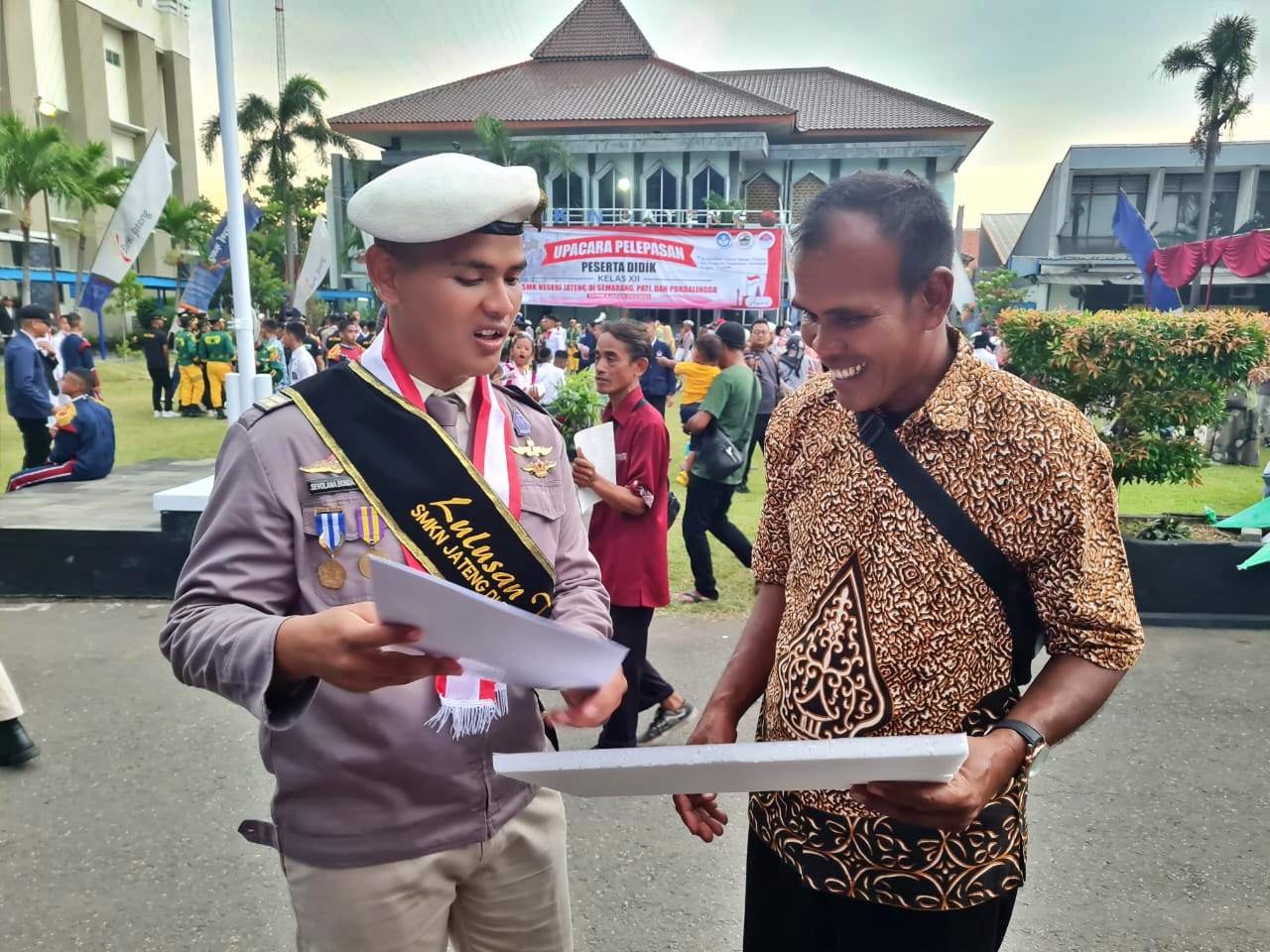 Turiman tak mampu menyembunyikan rasa bangga saat menyaksikan putranya jadi lulusan terbaik SMKN Jateng Kampus Purbalingga