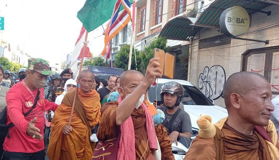 rombongan biksu dari Thailand sudah sampai di Tegal