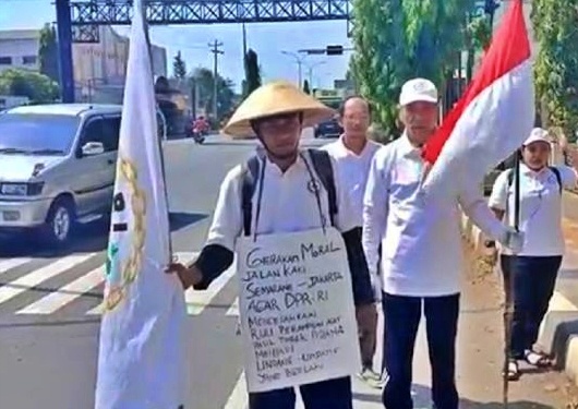 2 Petani jalan kaki ke Istana Negara mereka asal Magelang dan Pemalang